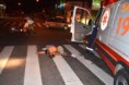 DUPLA AVANÇA SINAL E BATE MOTO EM VEÍCULO; MOTORISTA MORRE E GARUPA FOGE